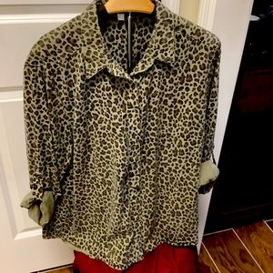 Kut from the Kloth ladies SZL button shirt, sleeves will buttonup to 3/4 length